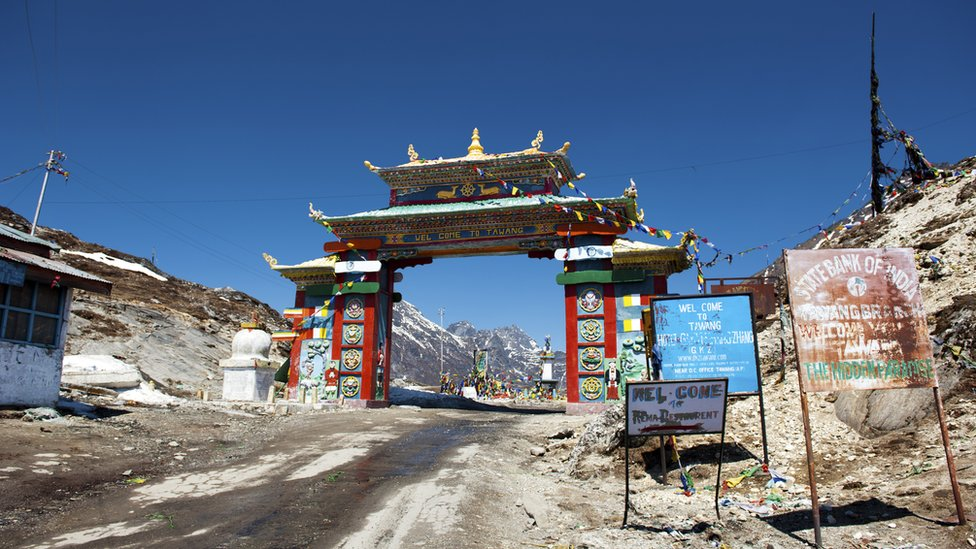 अरुणाचल प्रदेश: चीनसोबत सीमा सामायिक असलेले हे राज्य पूर्णपणे 'इनर लाइन परमिट' प्रणाली अंतर्गत येते. तवांग, झिरो व्हॅली किंवा नामदाफा राष्ट्रीय उद्यानासारख्या प्रसिद्ध पर्यटन स्थळांना भेट देण्यासाठी भारतीयांना ऑनलाइन किंवा ऑफलाइन परमिट मिळवणे आवश्यक आहे.