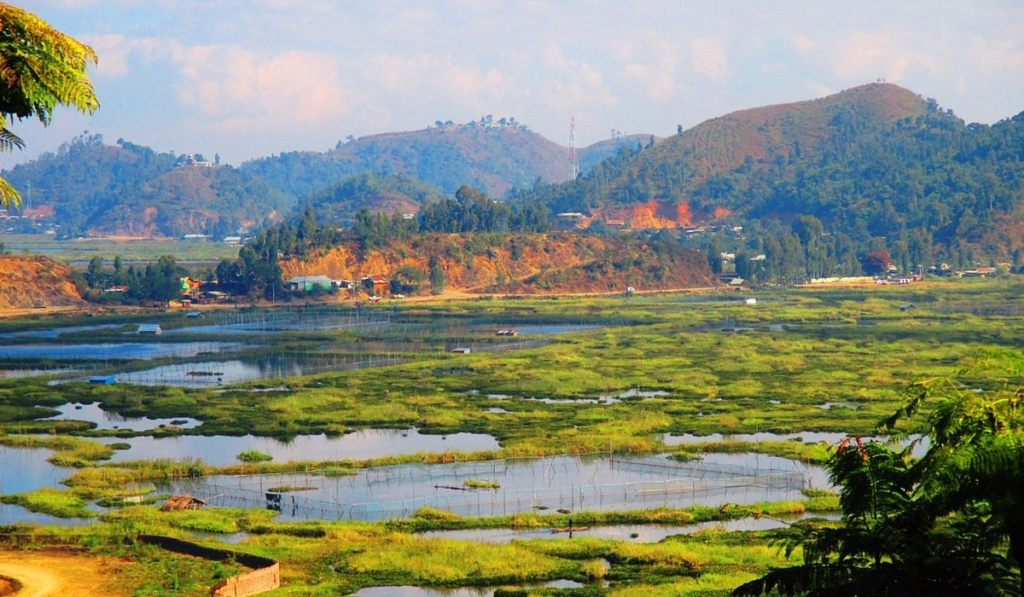 मणिपूर: २०२५ पासून मणिपूरमध्ये 'इनर लाइन परमिट' प्रणाली लागू आहे. इम्फाळ किंवा लोकटक सरोवरासारख्या ठिकाणी पोहोचण्यासाठी प्रवाशांना सरकारी पोर्टलद्वारे नोंदणी करून परवानगी घेणे आवश्यक आहे.