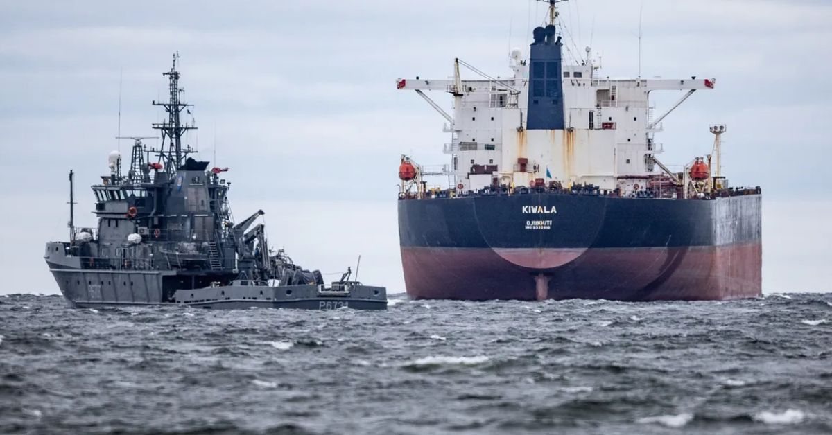 Russian Oil Tanker वाद पेटला: अमेरिकेची थेट कारवाई, पुतिनची पाणबुडी मैदानात; 3 भारतीय नागरिक धोक्यात!