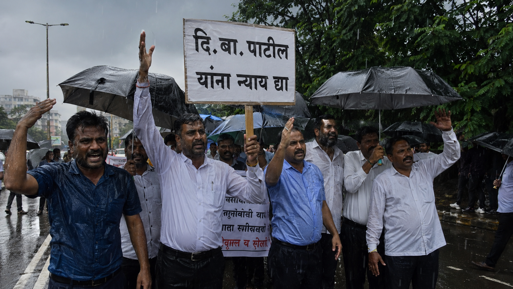 मुसळधार पावसातही दि. बा. पाटील यांच्या नावासाठी आंदोलन; पोलिसांनी आंदोलनकर्त्यांना घेतले ताब्यात