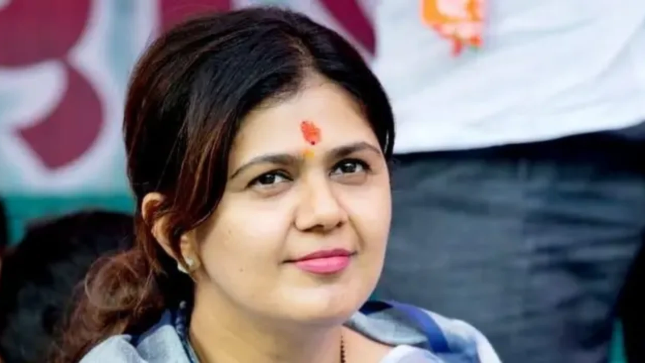 पंकजा मुंडेंना काँग्रेसची खुली ऑफर? महाराष्ट्राच्या राजकारणात नव्या चर्चांना उधाण