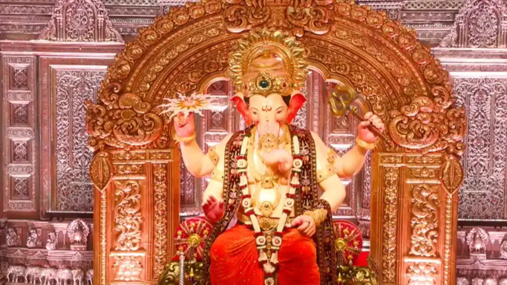 Lalbaugcha Raja 2026 live ची भव्य गणेशमूर्ती