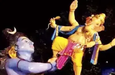 कोल्हापुरात विसर्जन मिरवणुकीत 21 फुटी गणेशमूर्ती कोसळली; वीजवाहिनीला स्पर्श होताच घडला प्रकार