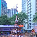 घाटकोपरमध्ये दहीहंडी उत्सवात मानवी मनोरा रचणारे गोविंदा