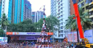 घाटकोपरमध्ये दहीहंडी उत्सवात मानवी मनोरा रचणारे गोविंदा
