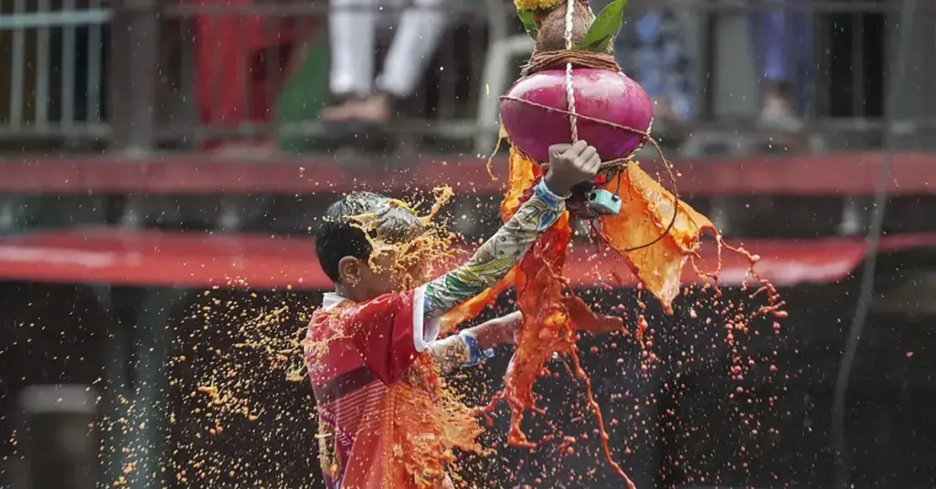 नवी मुंबई दहीहंडीमध्ये मानवी मनोरा रचणारे गोविंदा