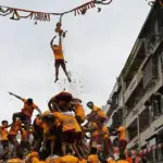 पुण्यात दहीहंडी उत्सवात मानवी मनोरा रचणारे गोविंदा