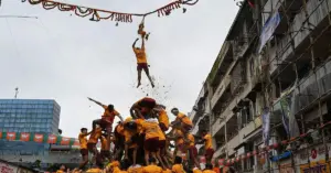 पुण्यात दहीहंडी उत्सवात मानवी मनोरा रचणारे गोविंदा