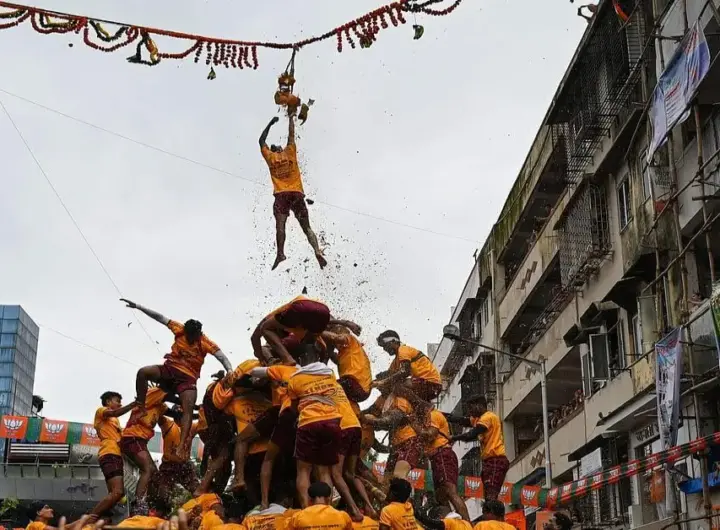 पुण्यात दहीहंडी उत्सवात मानवी मनोरा रचणारे गोविंदा