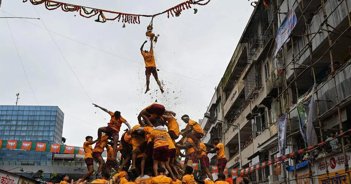 Pune Dahi Handi 2026 : शहरात गोविंदा पथकांचा जल्लोष, ढोल-ताशांचा दणदणाट; सांगवीतील दुर्घटनेने उत्सवाला गालबोट
