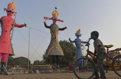 दिल्लीमध्ये रावणासोबत ३० फुटांच्या झुरळाचेही दहन; रामलीलामधील अनोख्या उपक्रमाची चर्चा